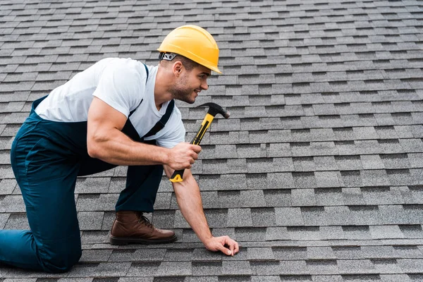 Bonito Reparador Capacete Segurando Martelo Enquanto Reparar Telhado Casa — Fotografia de Stock