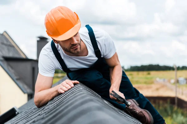 Fokus Selektif Dari Tukang Reparasi Dalam Helm Oranye Duduk Atap — Stok Foto