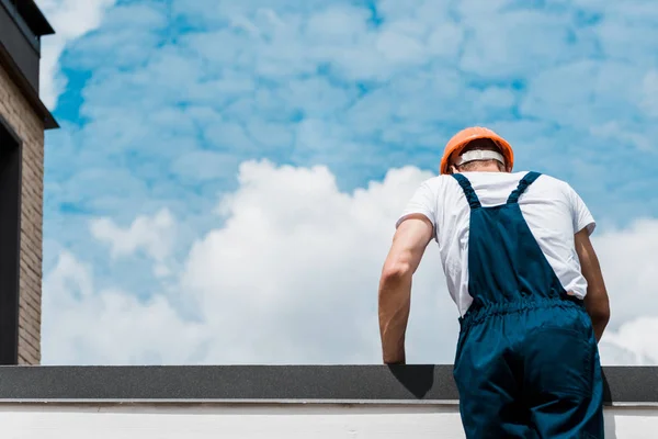 Vista Posterior Del Reparador Casco Uniforme Pie Contra Cielo Azul —  Fotos de Stock