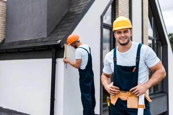 Selektiver Fokus Glücklicher Heimwerker Uniform Der Nähe Von Mitarbeitern — Stockfoto