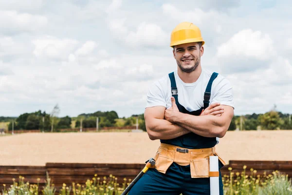 Happy Reparman Hjälm Stående Med Korsade Armar — Stockfoto