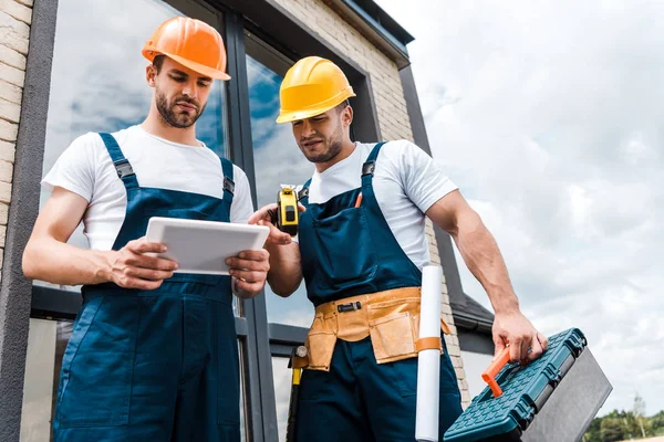 Vista Ángulo Bajo Los Reparadores Guapos Mirando Tableta Digital — Foto de Stock