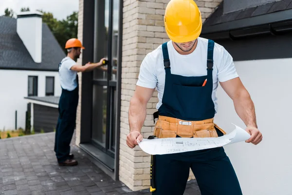 Foco Seletivo Construtor Olhando Para Projeto Perto Colega Trabalho — Fotografia de Stock