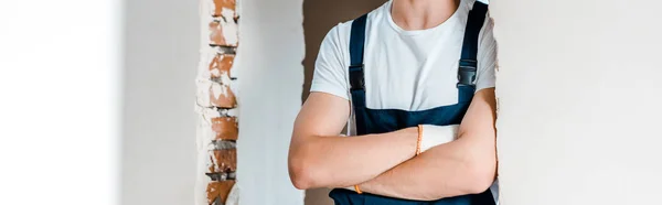 Panoramaaufnahme Eines Reparateurs Der Mit Verschränkten Armen Haus Steht — Stockfoto