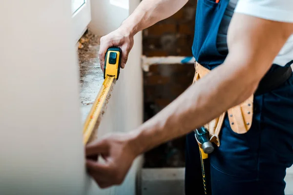 Vista Cortada Parede Medição Handyman Com Fita Métrica Amarela — Fotografia de Stock