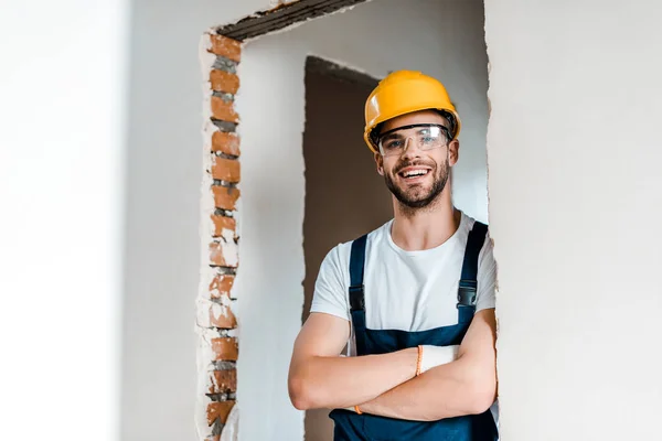 Happy Bearded Handyman Goggles Helmet Smiling While Standing Crossed Arms — Stock Photo, Image