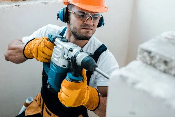 Selective Focus Handsome Handyman Uniform Yellow Gloves Using Hammer Drill — Stock Photo, Image