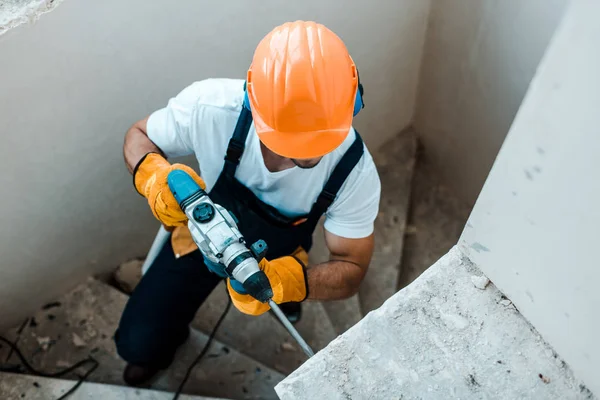 Vista Aérea Del Trabajador Guantes Uniformes Amarillos Con Taladro Martillo — Foto de Stock