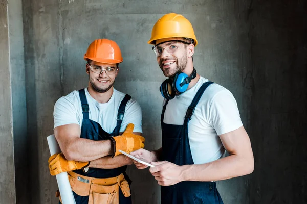 Reparadores Felices Gafas Cascos Pie Casa — Foto de Stock