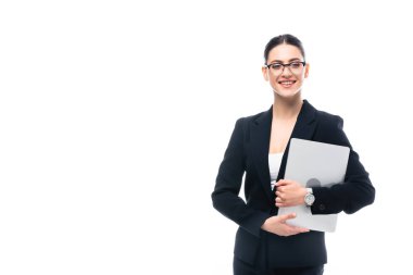 neşeli iş kadını dizüstü bilgisayar tutan ve beyaz izole kamera gülümseyen