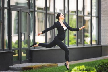 ofis binası yakınında levitating güzel, zarif iş kadını
