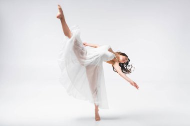 gri arka plan üzerinde dans beyaz elbise güzel balerin