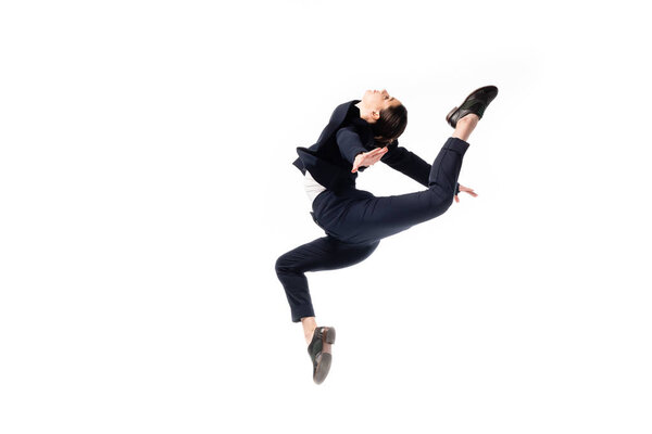 грациозная деловая женщина в формальной одежде прыгая в танце изолированы на белом
