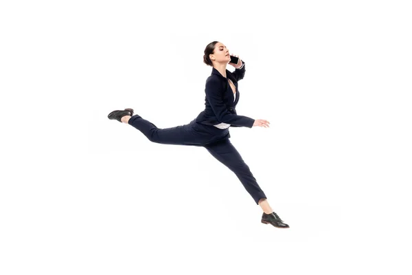 Atrakcyjna Kobieta Interesu Taniec Podczas Rozmowy Smartphone Białym Tle — Zdjęcie stockowe