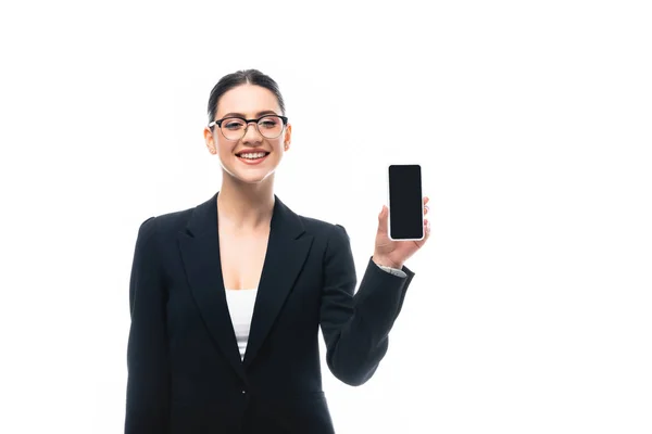 白で隔離された空白の画面でスマートフォンを提示する陽気なビジネスウーマン — ストック写真