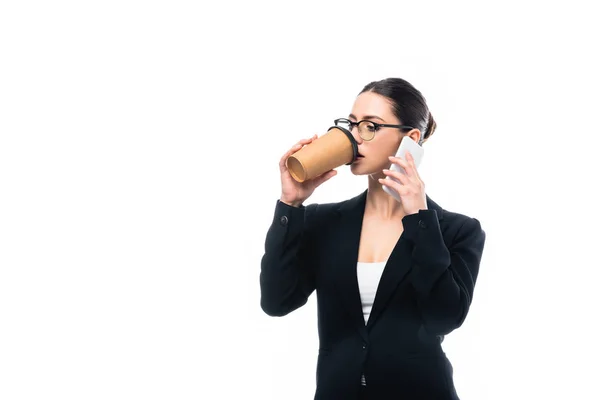 Fiatal Üzletasszony Kávét Iszik Menni Miközben Beszél Okostelefon Elszigetelt Fehér — Stock Fotó
