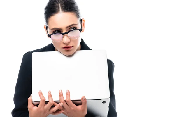 Atractiva Mujer Negocios Reflexiva Gafas Que Sostienen Ordenador Portátil Aislado — Foto de Stock