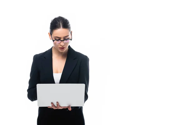 Προσεκτική Επιχειρηματίας Τυπική Φθορά Και Γυαλιά Χρησιμοποιώντας Laptop Απομονώνονται Λευκό — Φωτογραφία Αρχείου