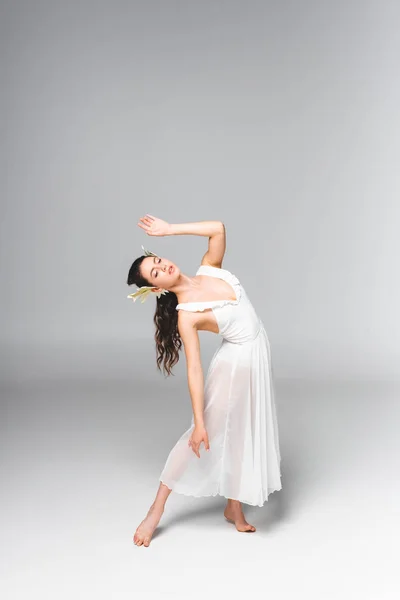 Χαριτωμένη Ελκυστική Μπαλαρίνα Λευκό Φόρεμα Χορεύοντας Γκρίζο Φόντο — Φωτογραφία Αρχείου