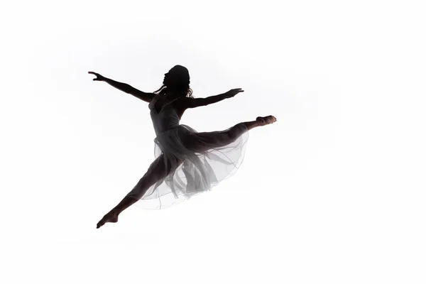 Молода Витончена Балерина Стрибає Під Час Танців Ізольована Білому — стокове фото
