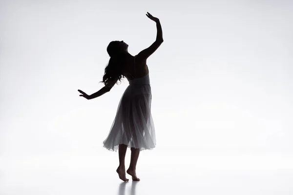 Graciosa Bailarina Elegante Vestido Branco Dançando Fundo Cinza — Fotografia de Stock