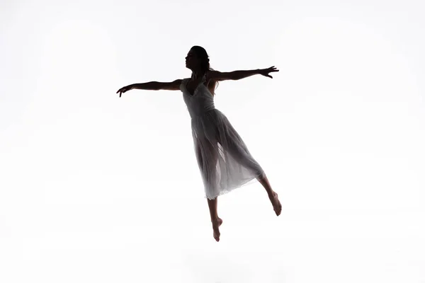 Jonge Sierlijke Ballerina Jumping Tijdens Het Dansen Witte Achtergrond — Stockfoto