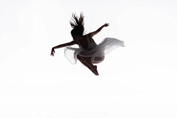 Młoda Baletnica Białej Sukni Skoki Tańcu Białym Tle — Zdjęcie stockowe