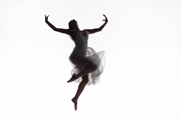 美丽的年轻芭蕾舞女郎跳舞在白色礼服孤立在白色 — 图库照片