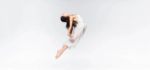 Tiro Panorâmico Bailarina Jovem Pulando Dança Fundo Cinza — Fotografia de Stock