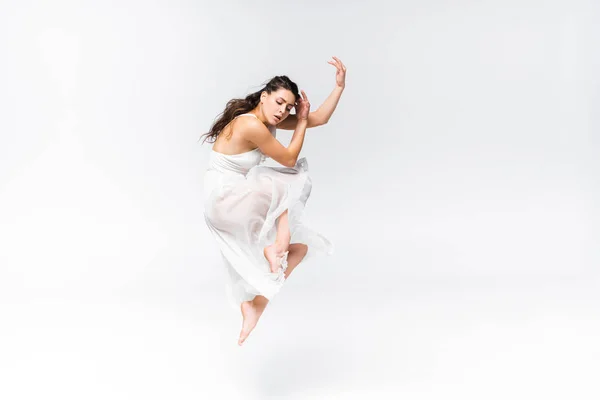 Χαριτωμένη Κομψή Μπαλαρίνα Λευκό Φόρεμα Που Χορεύει Γκρίζο Φόντο — Φωτογραφία Αρχείου