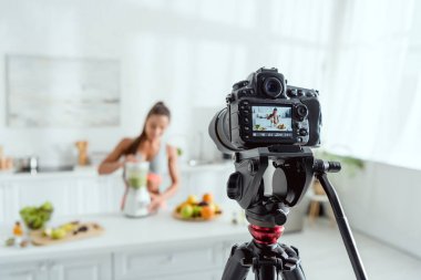 ekranda blender smoothie hazırlanıyor neşeli kadın ile dijital kamera seçici odak 