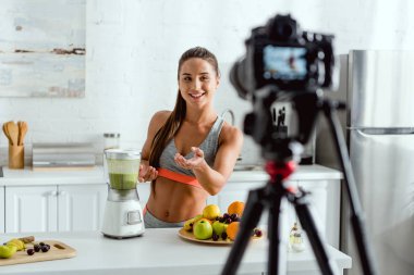 smoothie ile blender yakın gesturing neşeli kadın seçici odak 