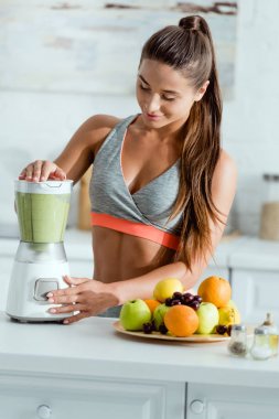 blender smoothie hazırlanıyor mutlu sporcu seçici odak 