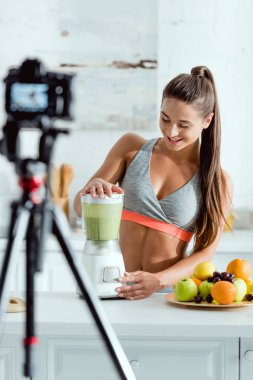 blender smoothie hazırlanıyor mutlu sporcu seçici odak 