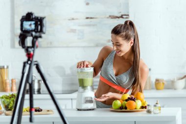 blender smoothie hazırlanıyor neşeli kız seçici odak 
