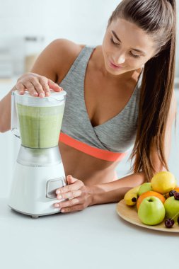 blender smoothie hazırlanıyor çekici sporcu seçici odak 