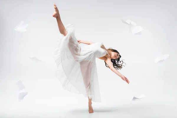 Hermosa Bailarina Bailando Rodeada Papeles Volando Sobre Fondo Gris — Foto de Stock
