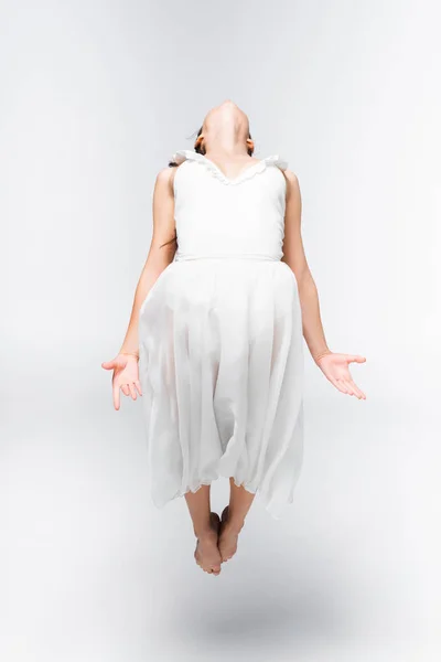 优雅的芭蕾舞女郎在白色礼服跳舞灰色背景 — 图库照片