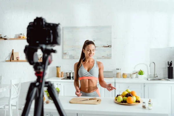 Enfoque Selectivo Chica Alegre Apuntando Con Dedo Las Frutas Cerca —  Fotos de Stock