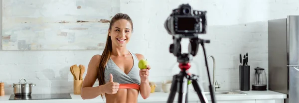 Tiro Panorâmico Mulher Feliz Mostrando Polegar Para Cima Enquanto Segurando — Fotografia de Stock