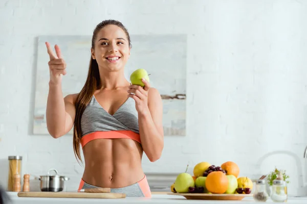 Mujer Feliz Señalando Con Dedo Sosteniendo Manzana Cerca Del Plato — Foto de Stock