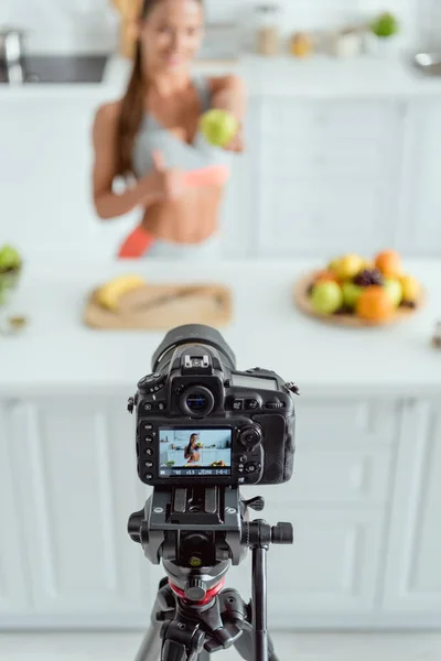 Επιλεκτική Εστίαση Της Ψηφιακής Κάμερας Ευτυχισμένη Γυναίκα Κρατώντας Μήλο Και — Φωτογραφία Αρχείου