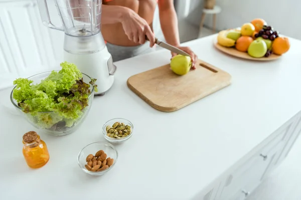 Vista Recortada Joven Mujer Cortando Manzana Tabla Cortar — Foto de Stock