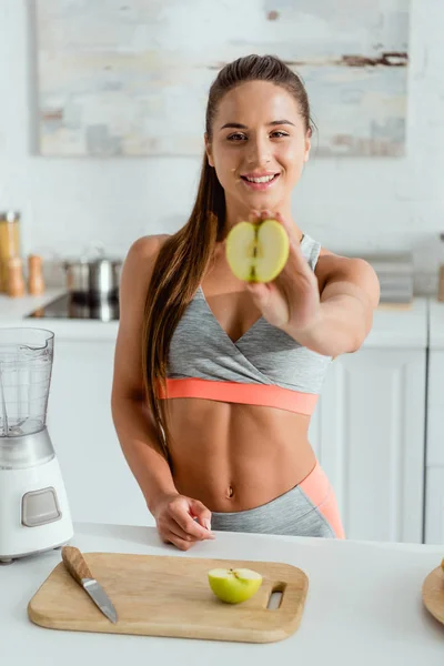 Enfoque Selectivo Chica Feliz Sosteniendo Mitad Manzana Fresca —  Fotos de Stock