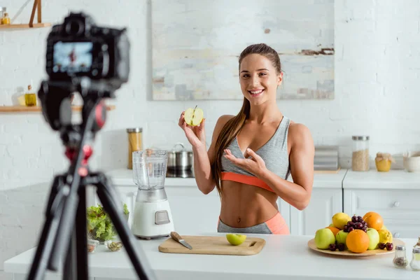 Selective Focus Cheerful Girl Gesturing While Holding Half Apple — Stock Photo, Image