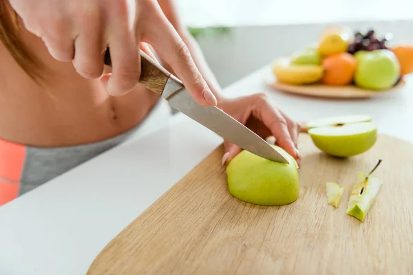 Fokus Selektif Wanita Memotong Apel Segar Dekat Buah Buahan — Stok Foto