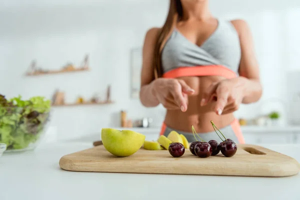 Vista Cortada Menina Apontando Com Dedos Para Frutas Tábua Corte — Fotografia de Stock