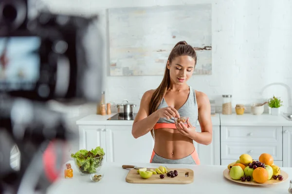 Selektiver Fokus Der Glücklichen Frau Mit Schale Mit Mandeln — Stockfoto