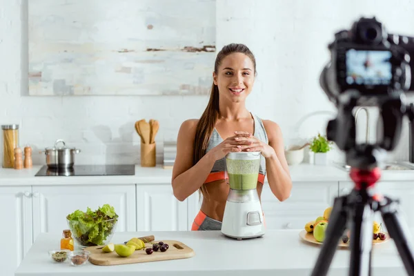 Selective Focus Happy Woman Blender Smoothie — Stock Photo, Image