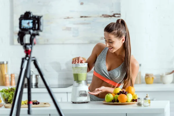 Foco Seletivo Menina Alegre Preparando Smoothie Liquidificador — Fotografia de Stock